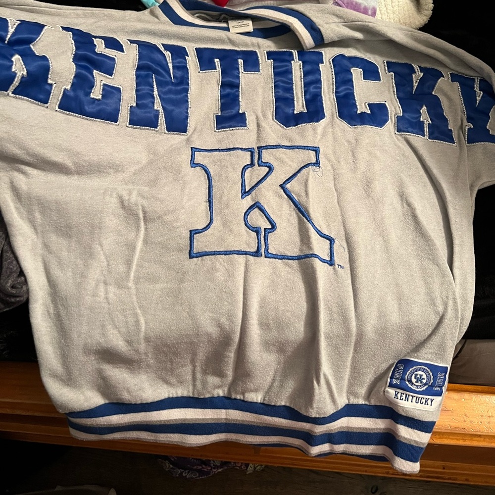 Pink Kentucky sweater. Work only a couple times. Size small but it’s oversized
